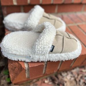 CONAIR Comfort Sherpa Slip-On Massage Slippers for Women - Cream with batteries